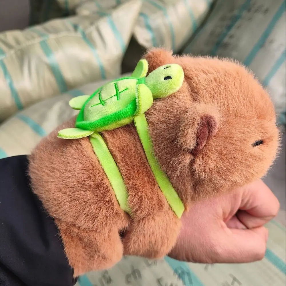 ⭐Peluche Brazalete de Abrazo Capibara con Mochila de tortuguita⭐
