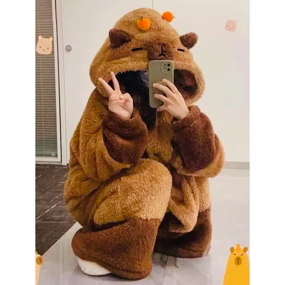 ⭐PIJAMA BATA CON CAPUCHA LARGO CAPYBARA ADULTO⭐