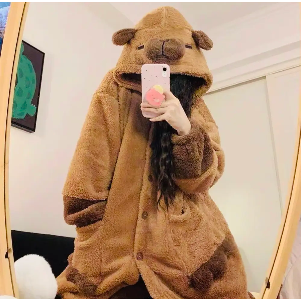 ⭐PIJAMA BATA CON CAPUCHA LARGO CAPYBARA ADULTO⭐