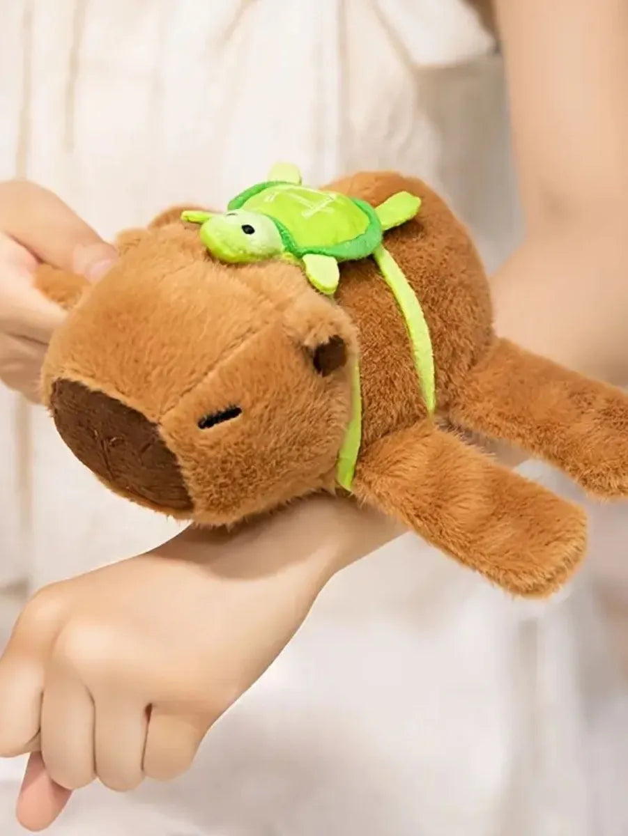⭐Peluche Brazalete de Abrazo Capibara con Mochila de tortuguita⭐